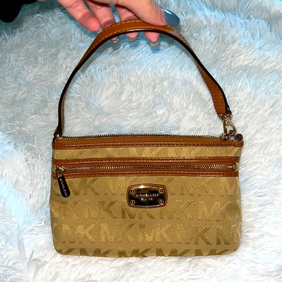 Michael Kors small purse. Never been used, in perfect condition and super cute!! - Picture 2 of 3